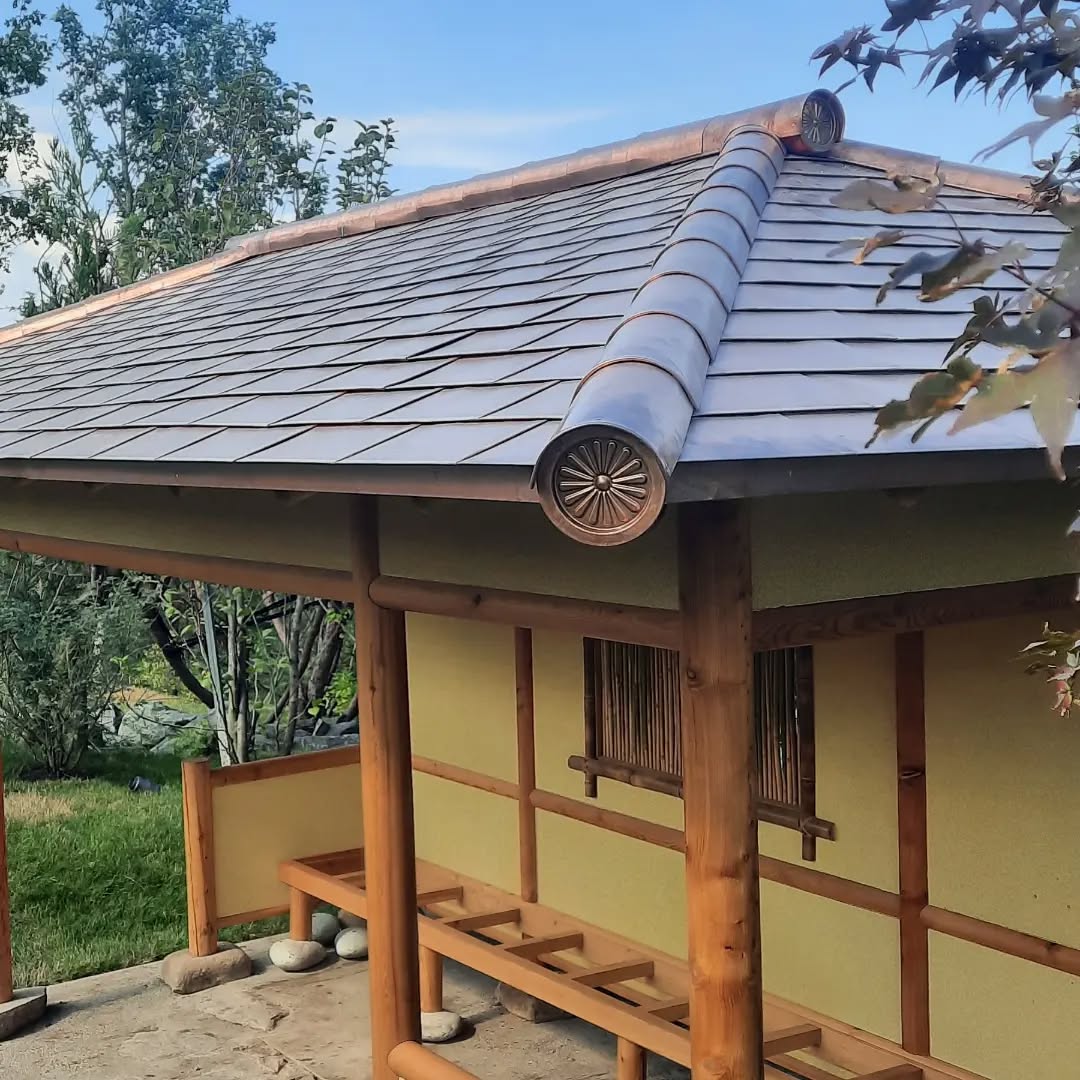 Беседка с черепичной кровлей